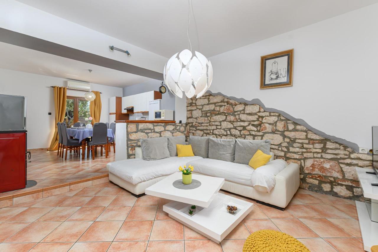 Villa Carla With Private Pool & Kids Playground - Pet Friendly Mutvoran 外观 照片