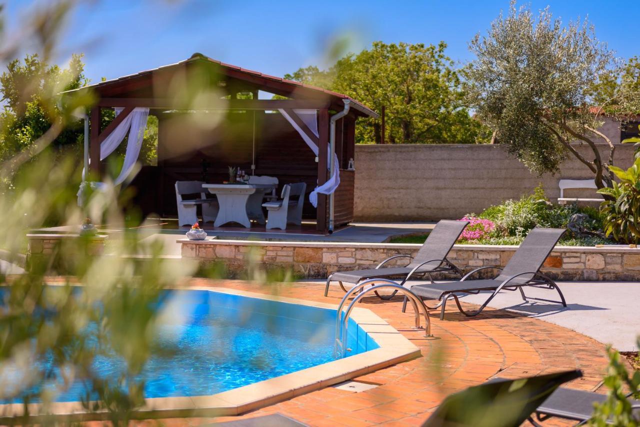 Villa Carla With Private Pool & Kids Playground - Pet Friendly Mutvoran 外观 照片