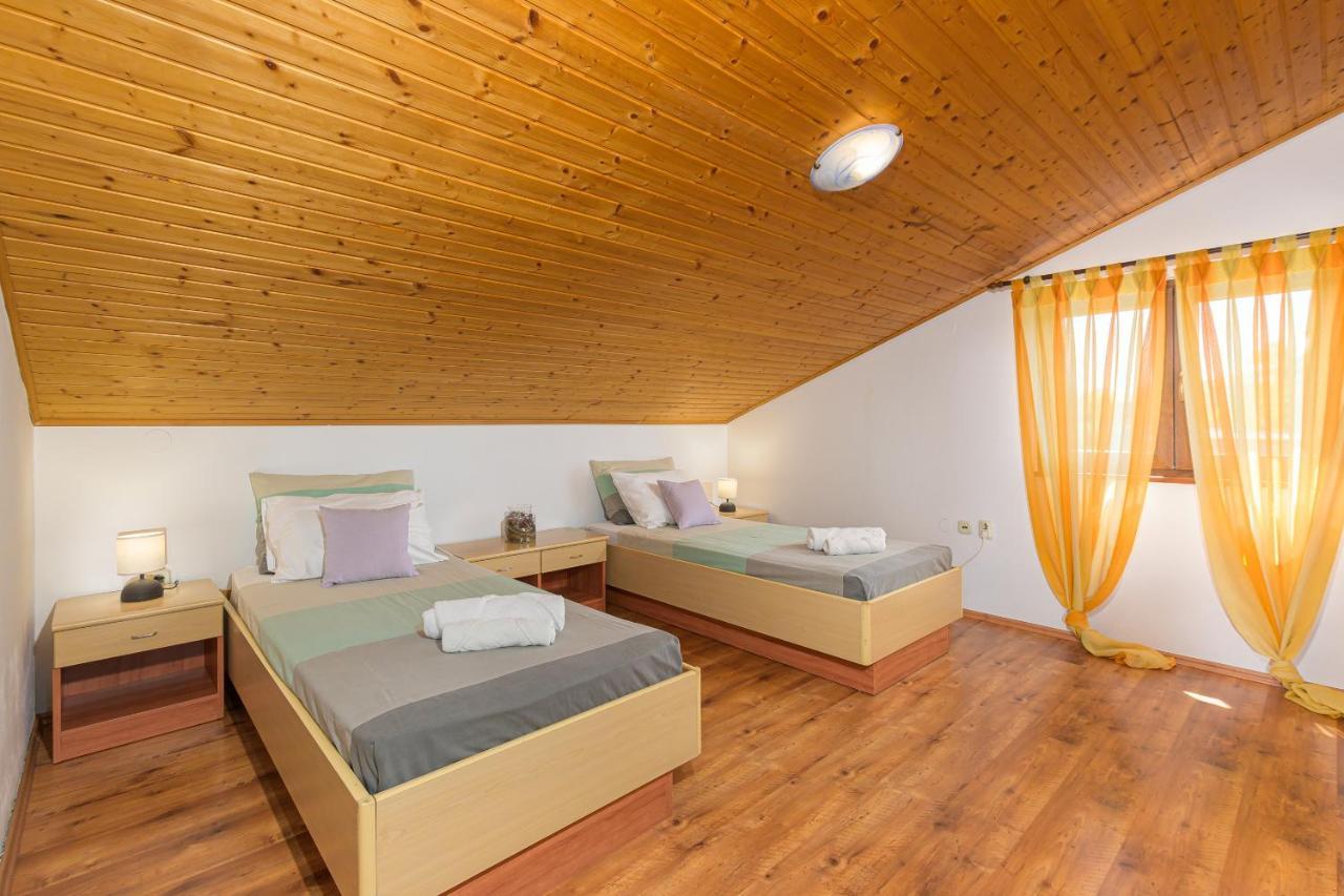 Villa Carla With Private Pool & Kids Playground - Pet Friendly Mutvoran 外观 照片